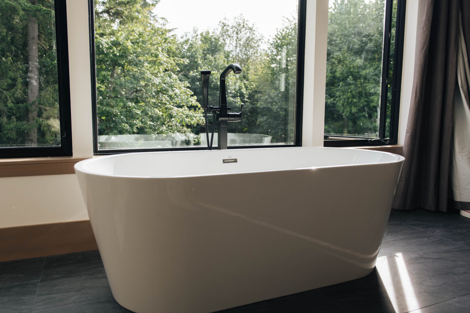 Vans2025-8212 Van's Plumbing Free Standing Bathtub MAAX installation